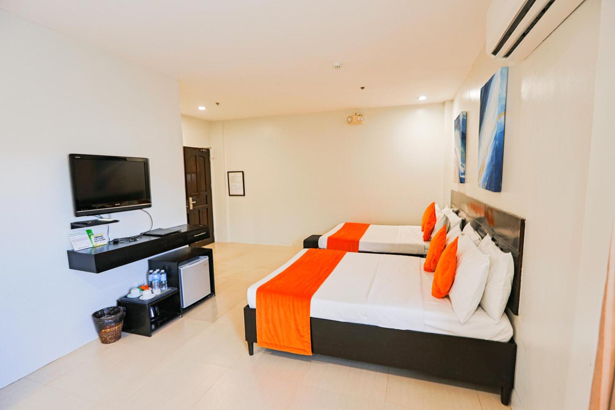 Holiday Suites Puerto Princesa Esterno foto