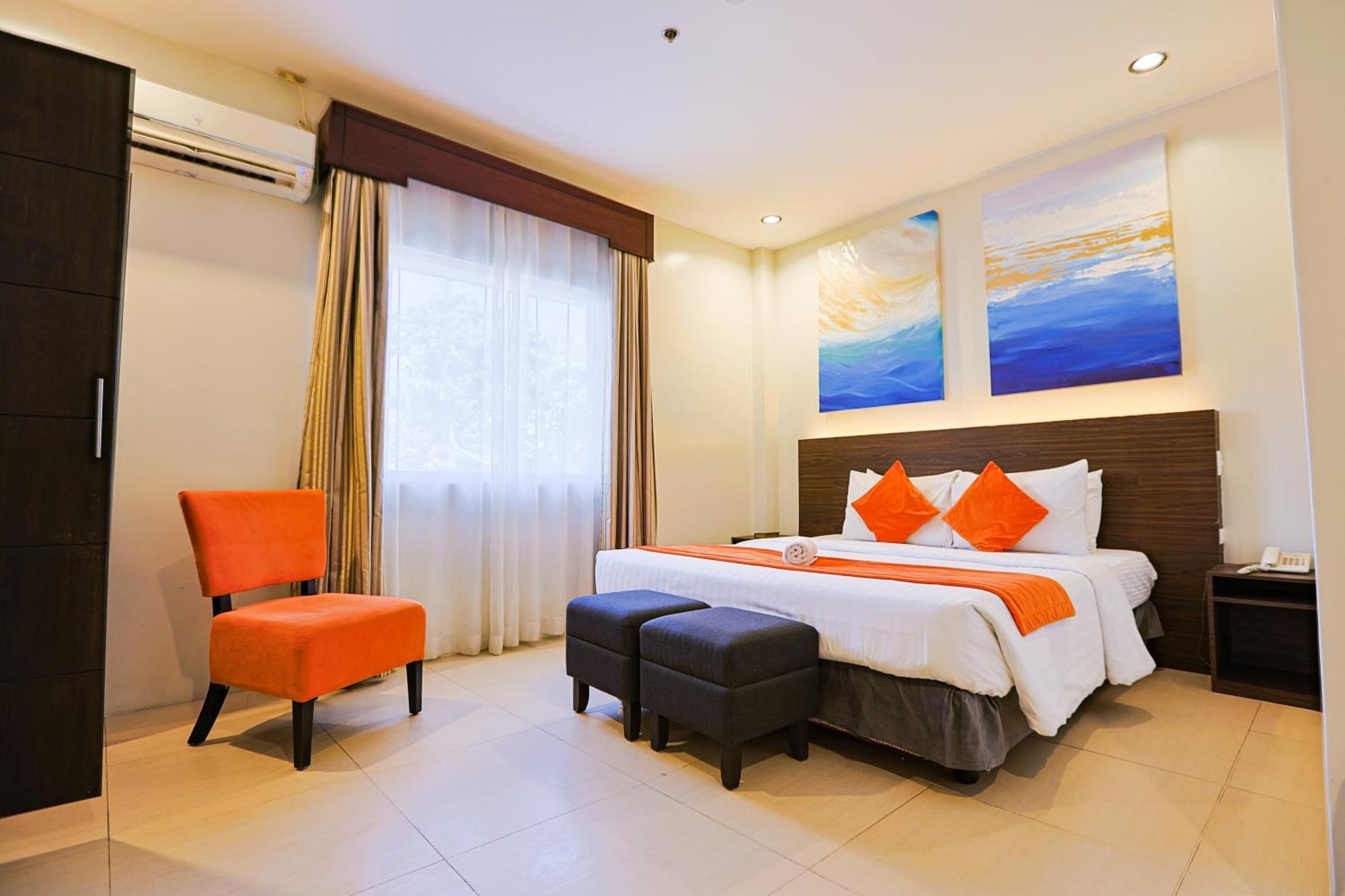 Holiday Suites Puerto Princesa Esterno foto
