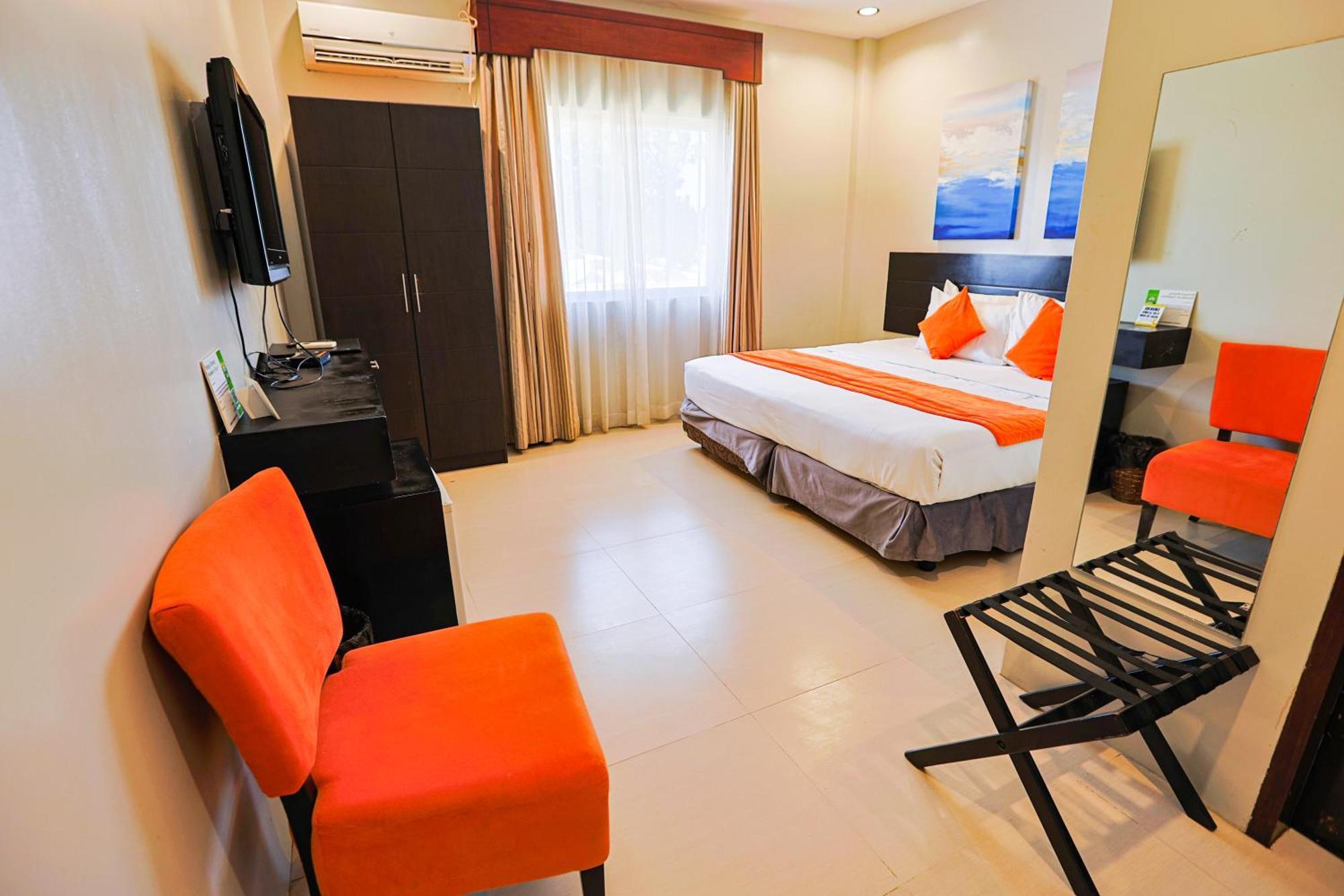 Holiday Suites Puerto Princesa Esterno foto