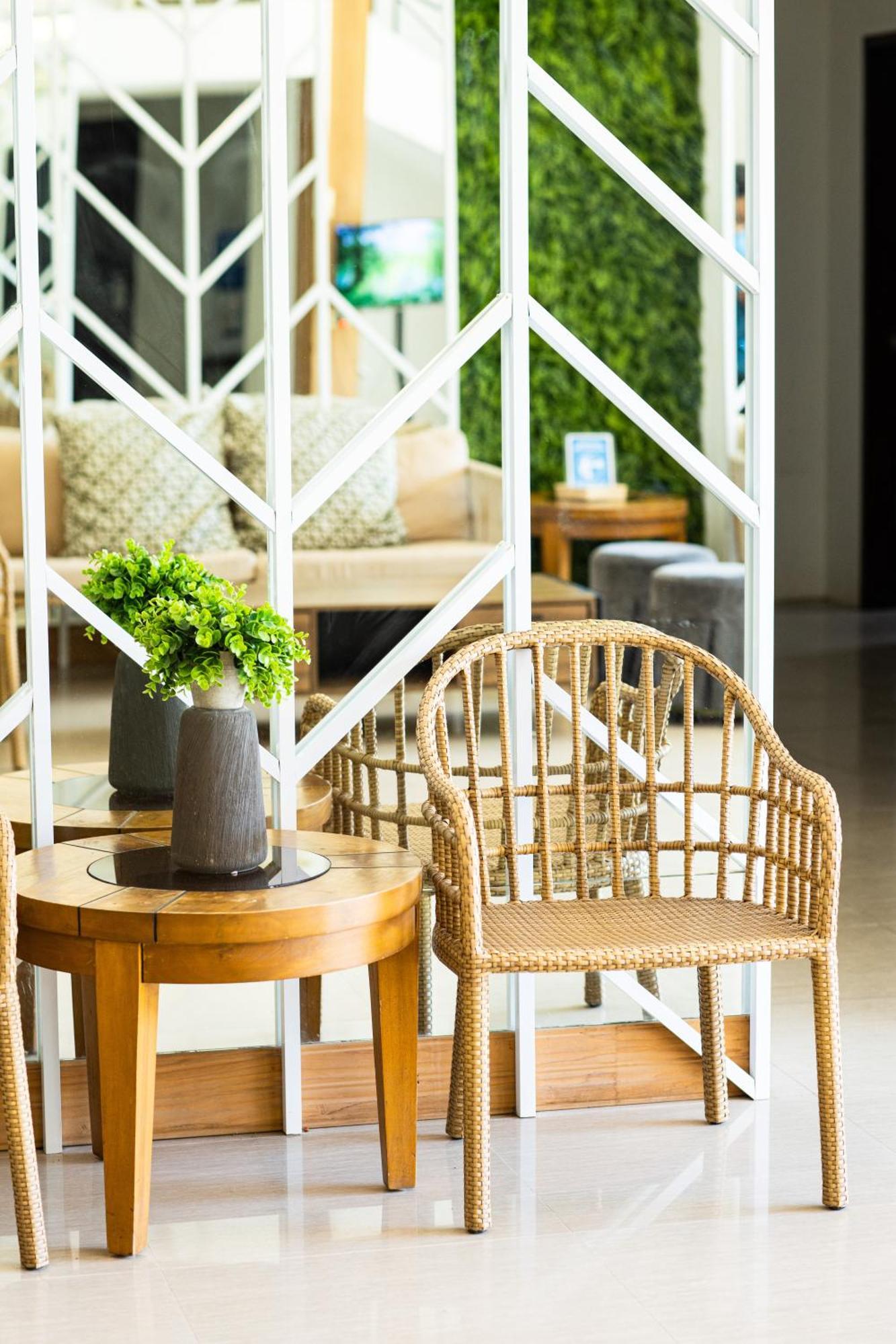 Holiday Suites Puerto Princesa Esterno foto