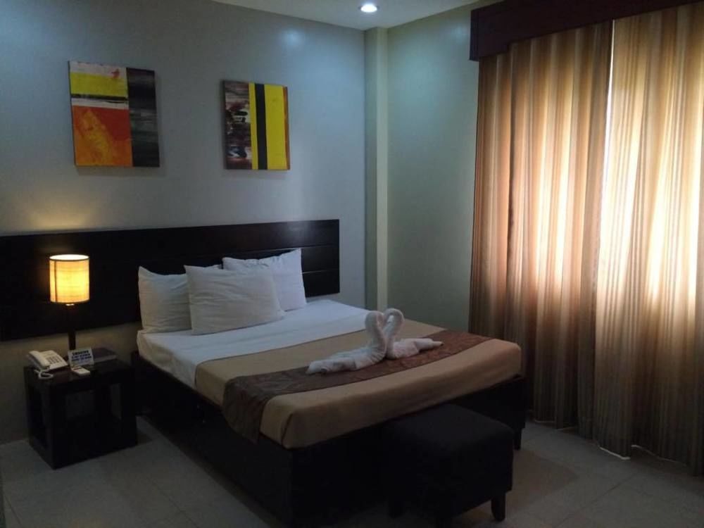 Holiday Suites Puerto Princesa Esterno foto