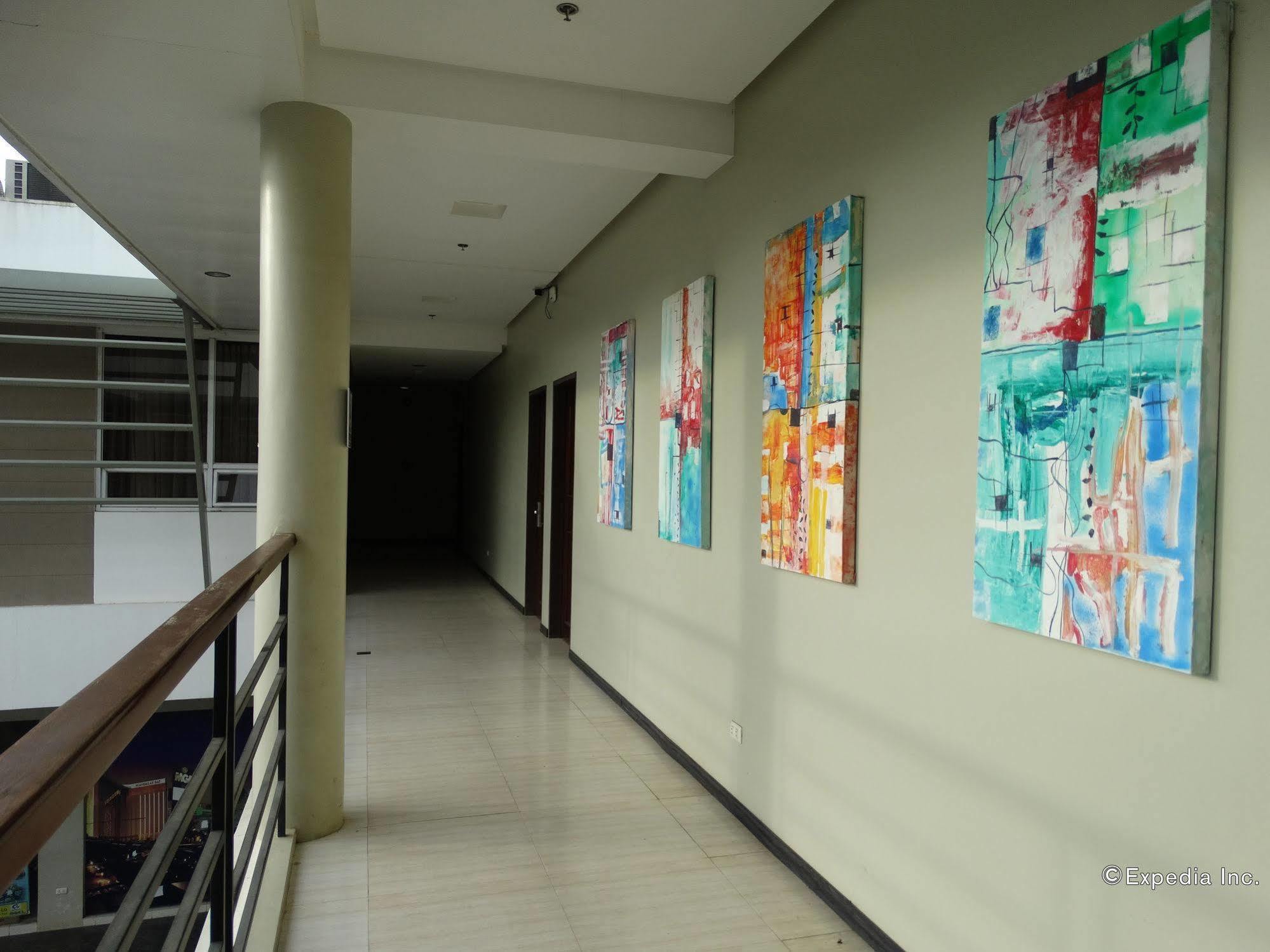 Holiday Suites Puerto Princesa Esterno foto
