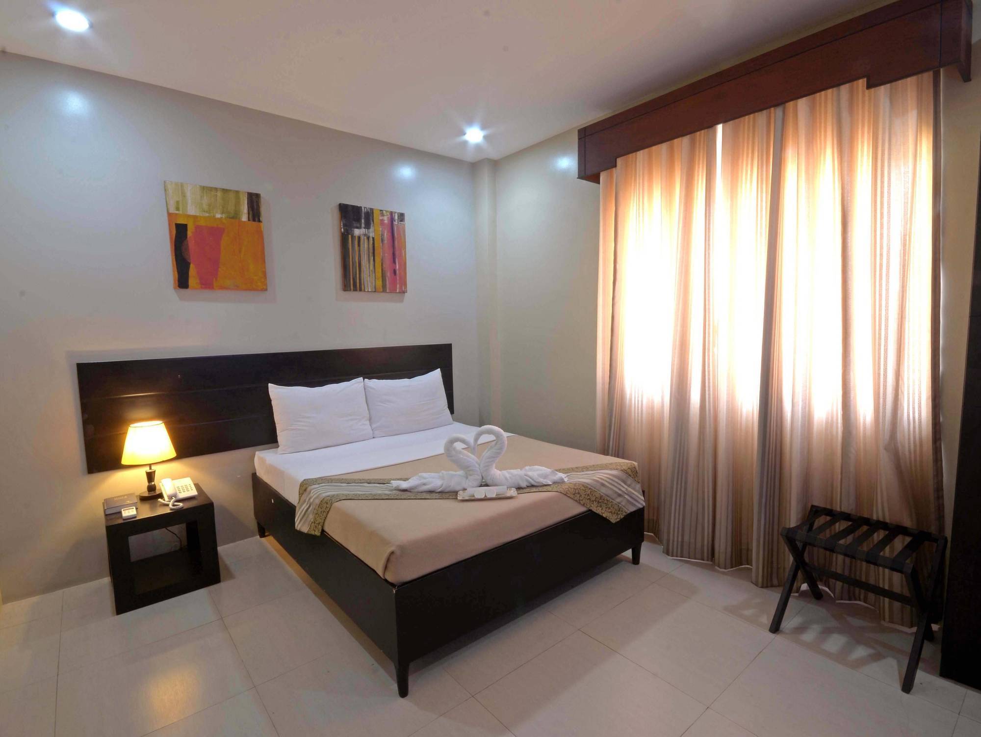 Holiday Suites Puerto Princesa Esterno foto